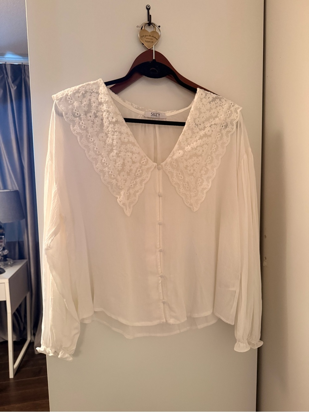 White Lace Collar Blouse – Feminine Long-Sleeve Top
